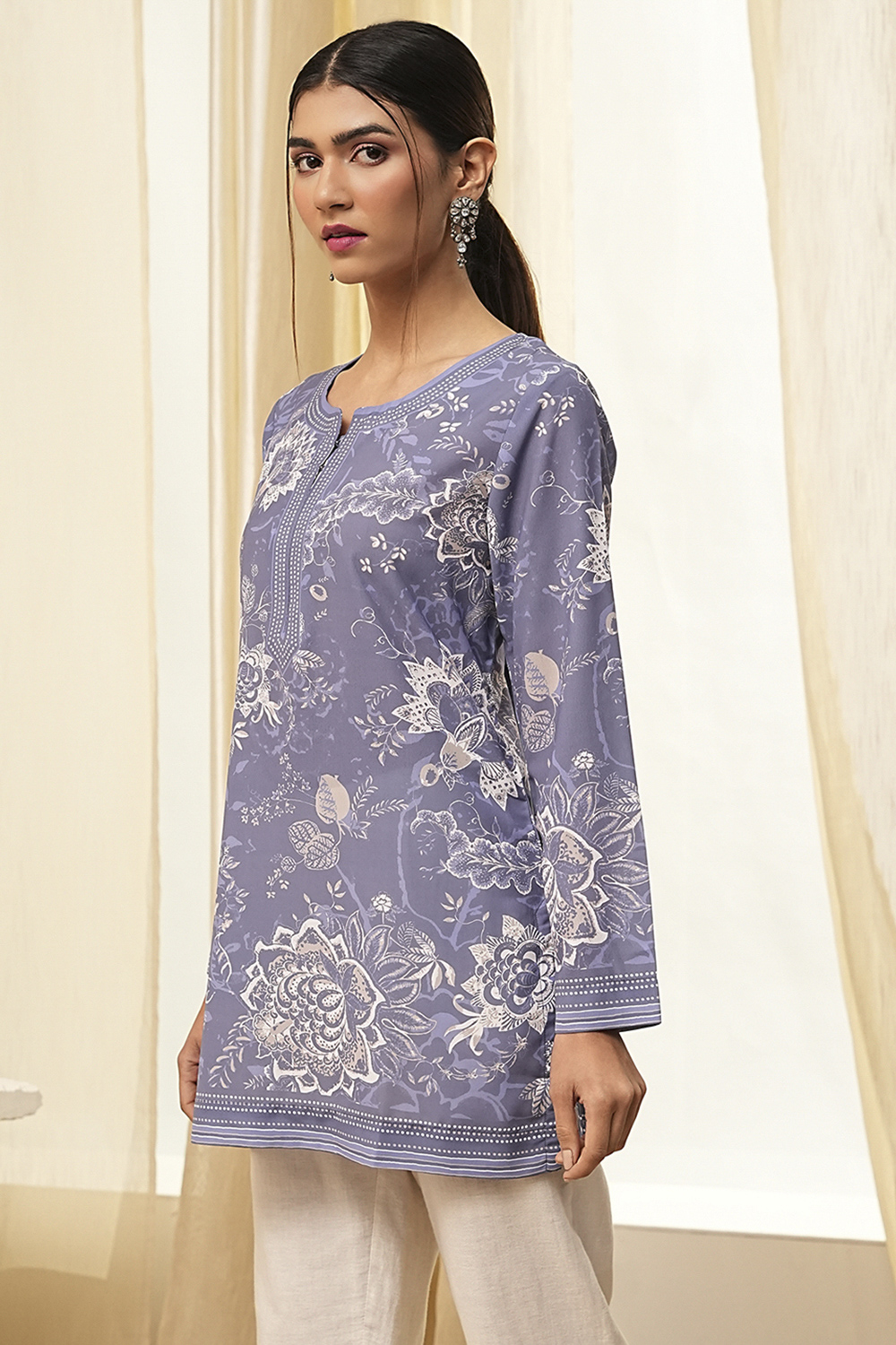 Blue Floral Printed Short Straight Kurta image number 2
