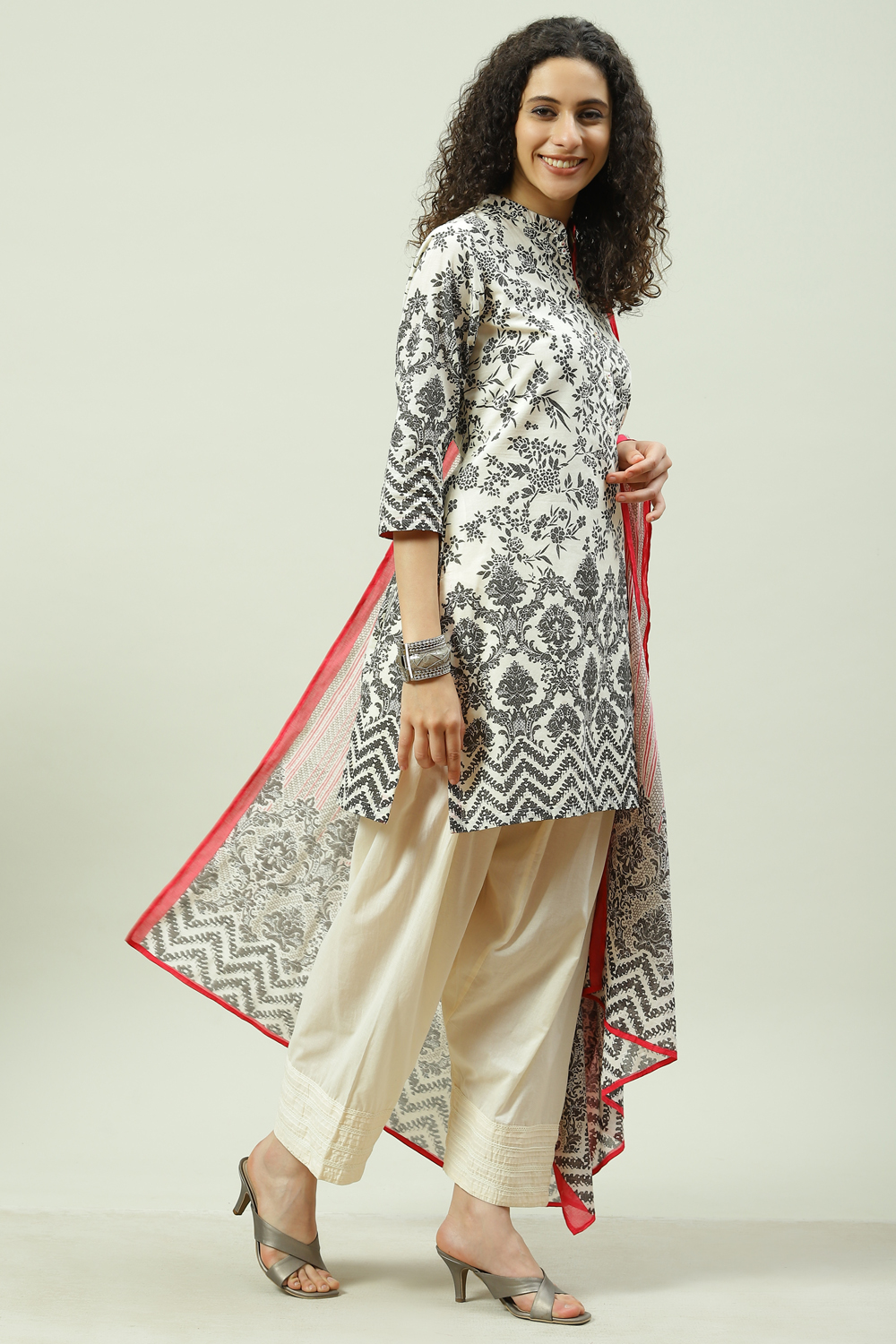 Black and Off White Straight Kurta Salwar Pant Suit Set image number 6