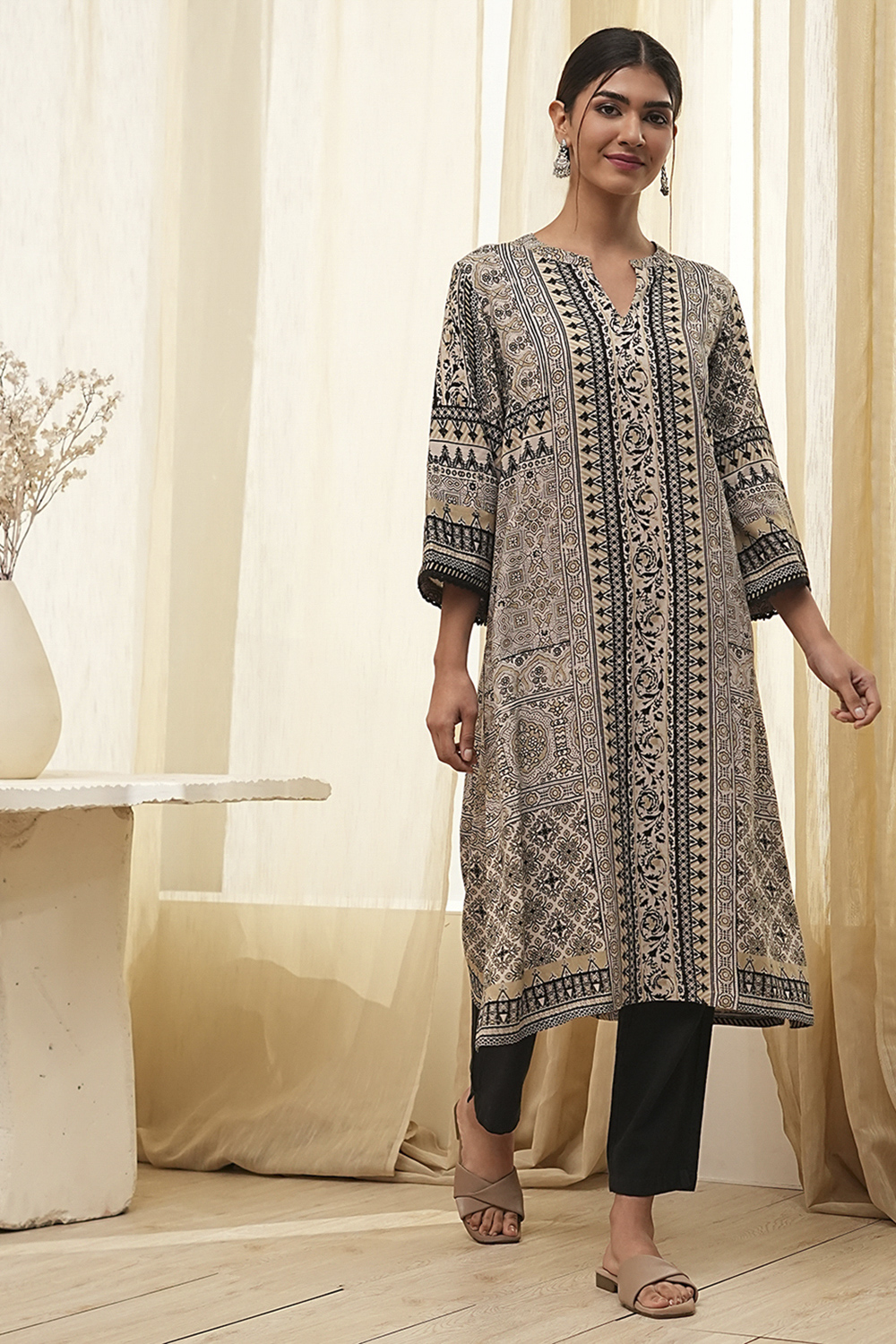 Ecru and Black Printed Straight Kurta image number 0