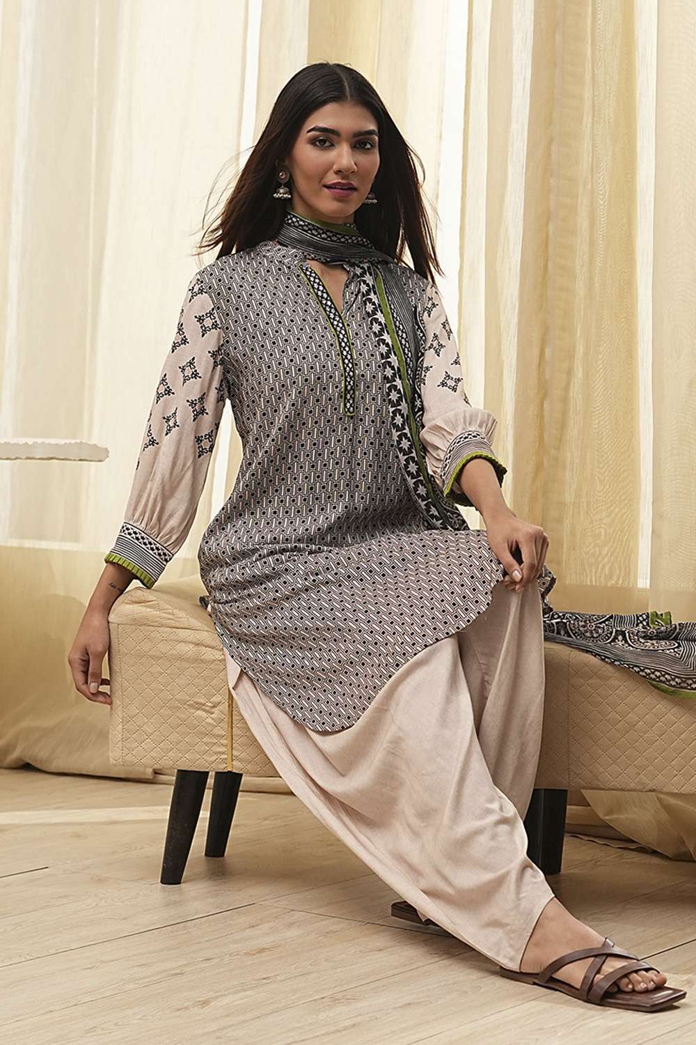 Black and Beige Printed Straight Suit Set image number 6