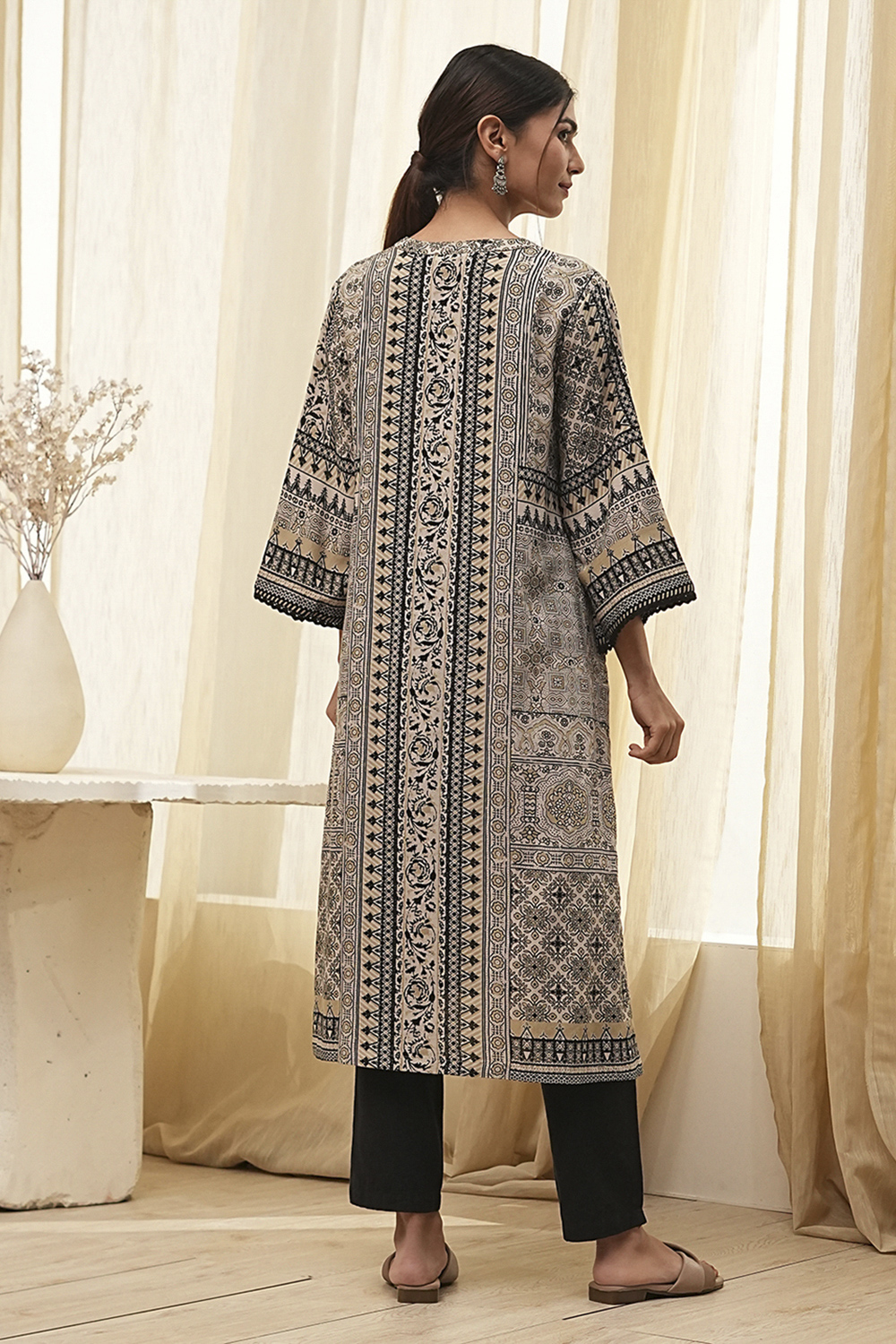 Ecru and Black Printed Straight Kurta image number 3