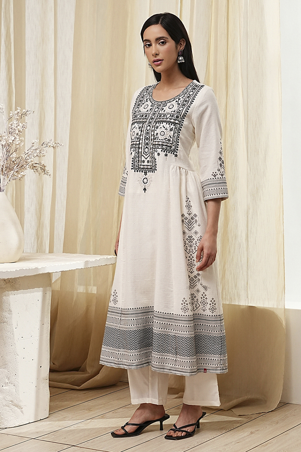 White and Black Cotton Gathered Kurta Set image number 3