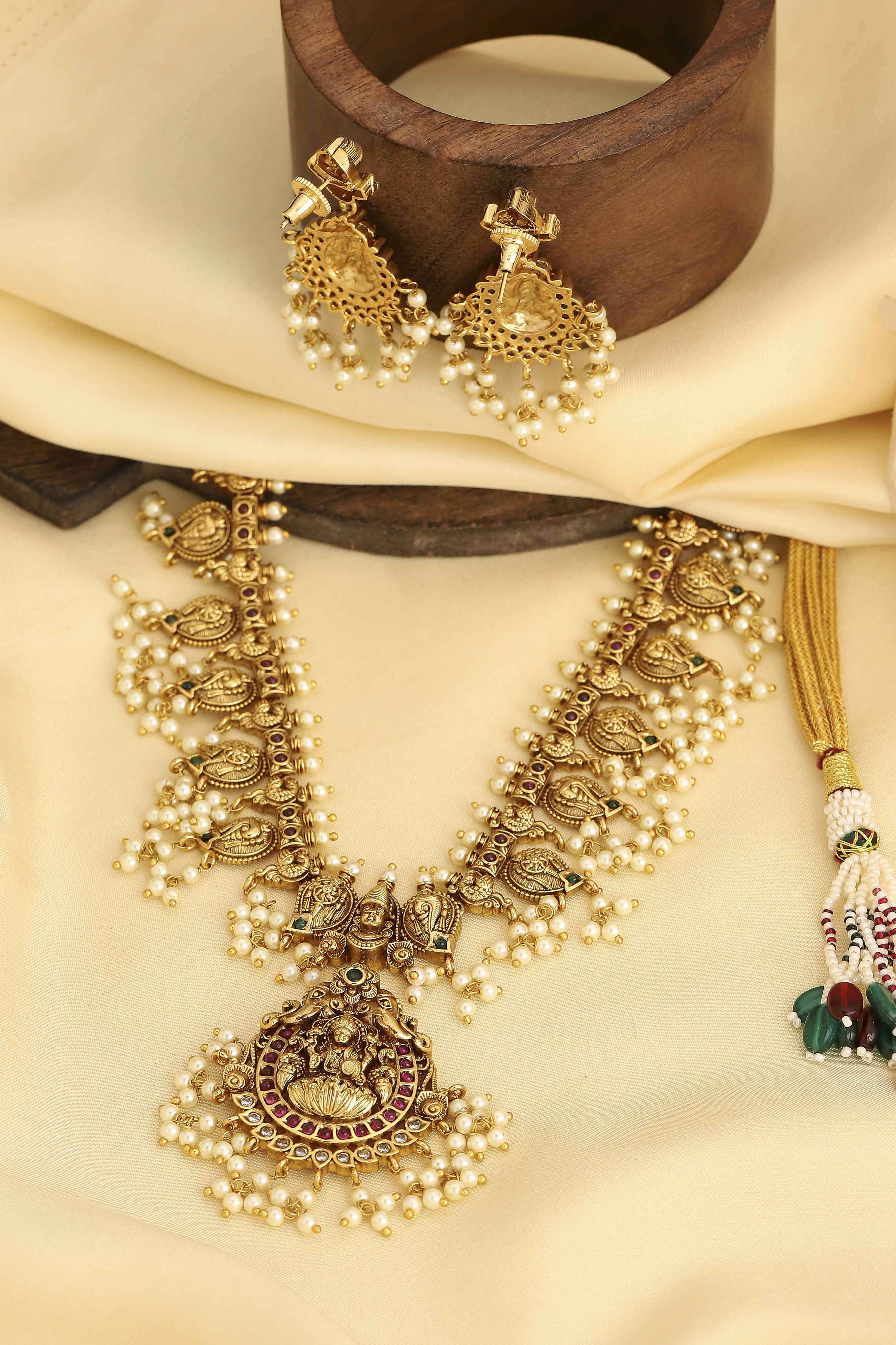 Off White Gold Plated Alloy Pearl Studded Necklace Set image number 2