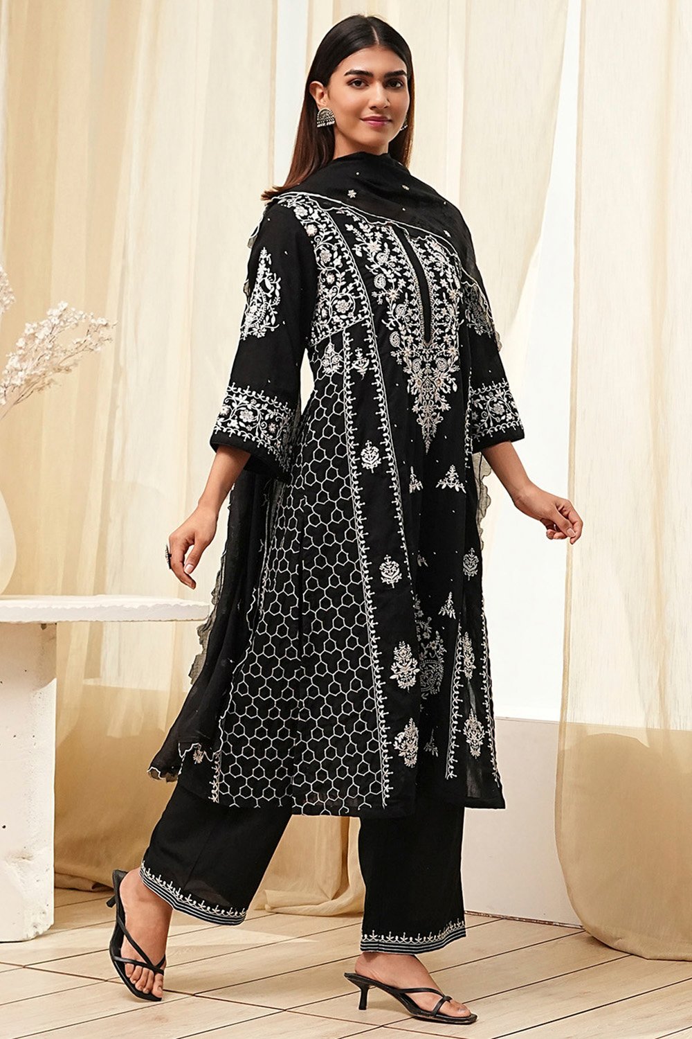 Pink Cotton Blend Embroidered Straight Suit Set image number 5
