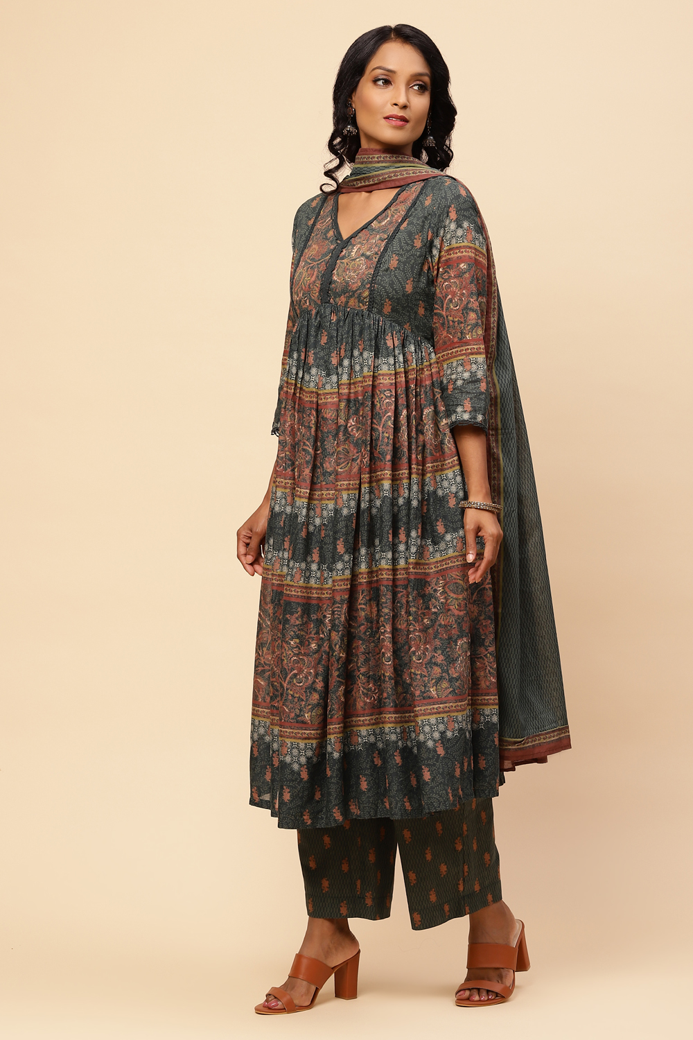 Dark Green Cotton Flared Kurta Slim Pant Suit Set image number 4