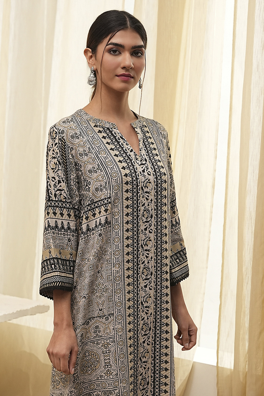 Ecru and Black Printed Straight Kurta image number 1
