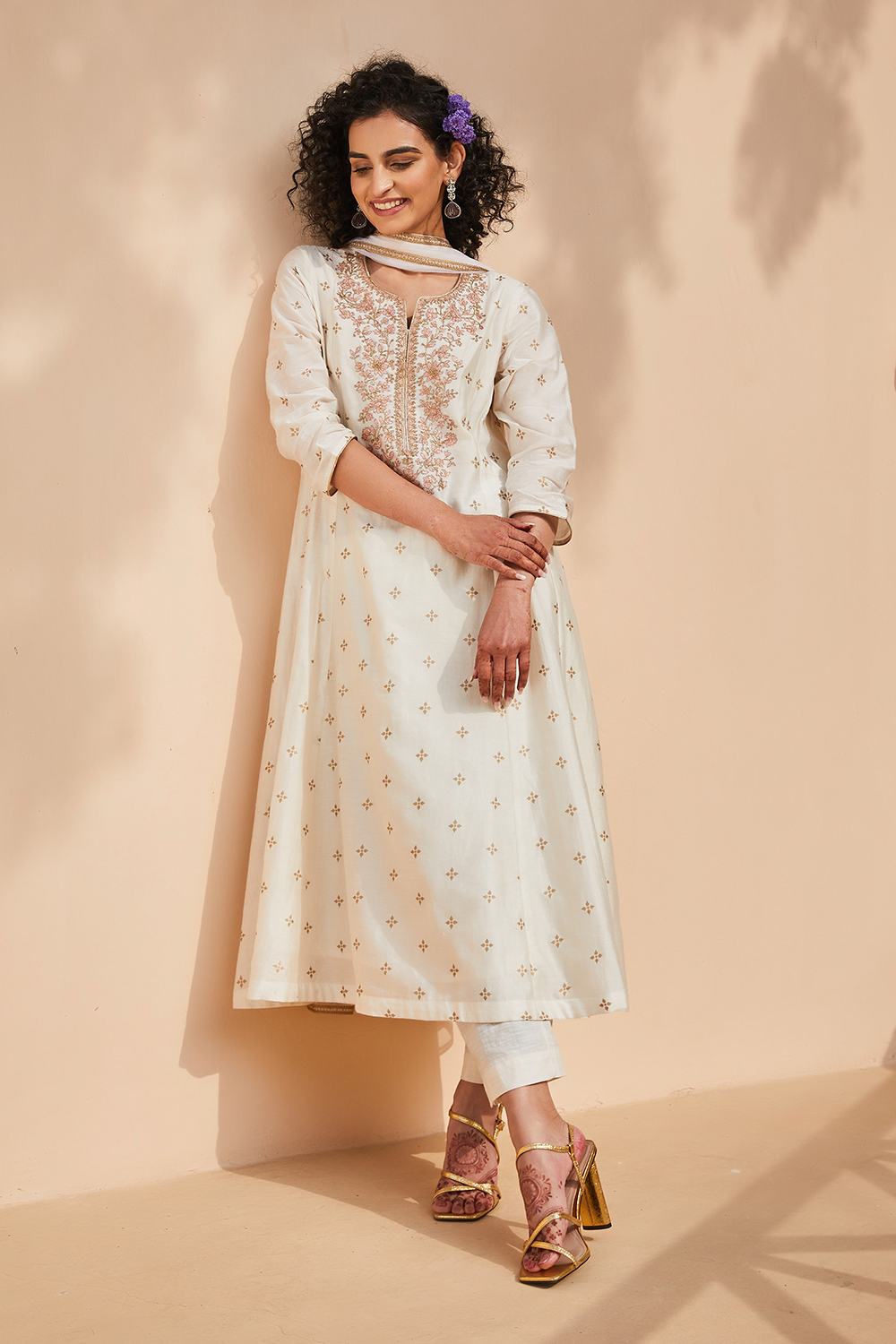Off-white Printed A-line & Pants Suit Set image number 4