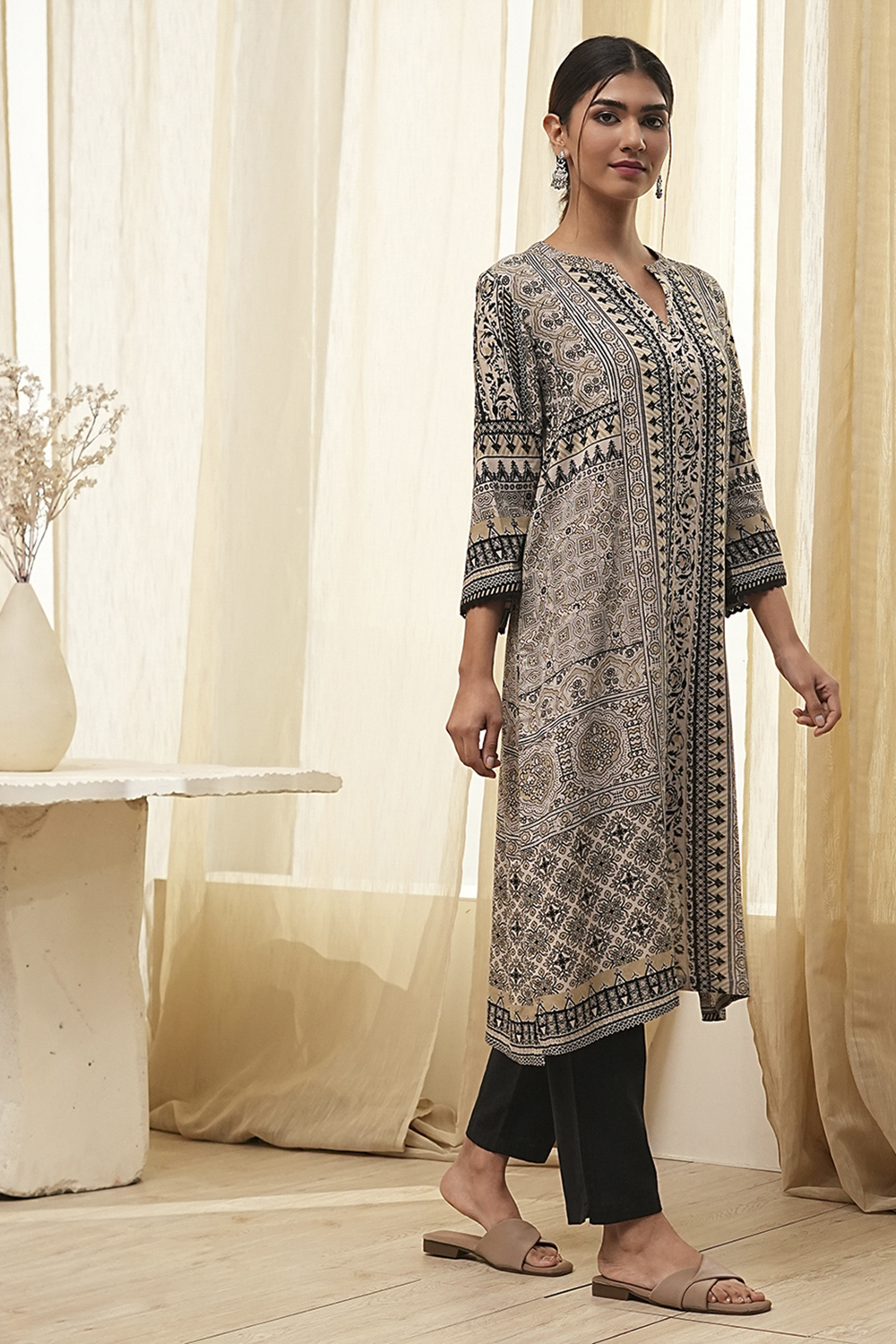 Ecru and Black Printed Straight Kurta image number 4