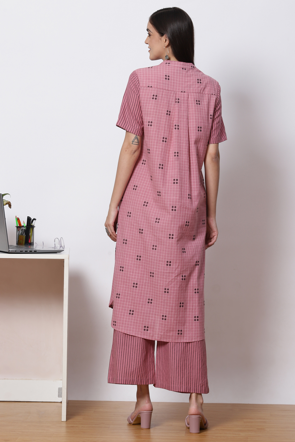 Pink Clay Cotton Straight Fusion Yarndyed Kurta Set image number 4