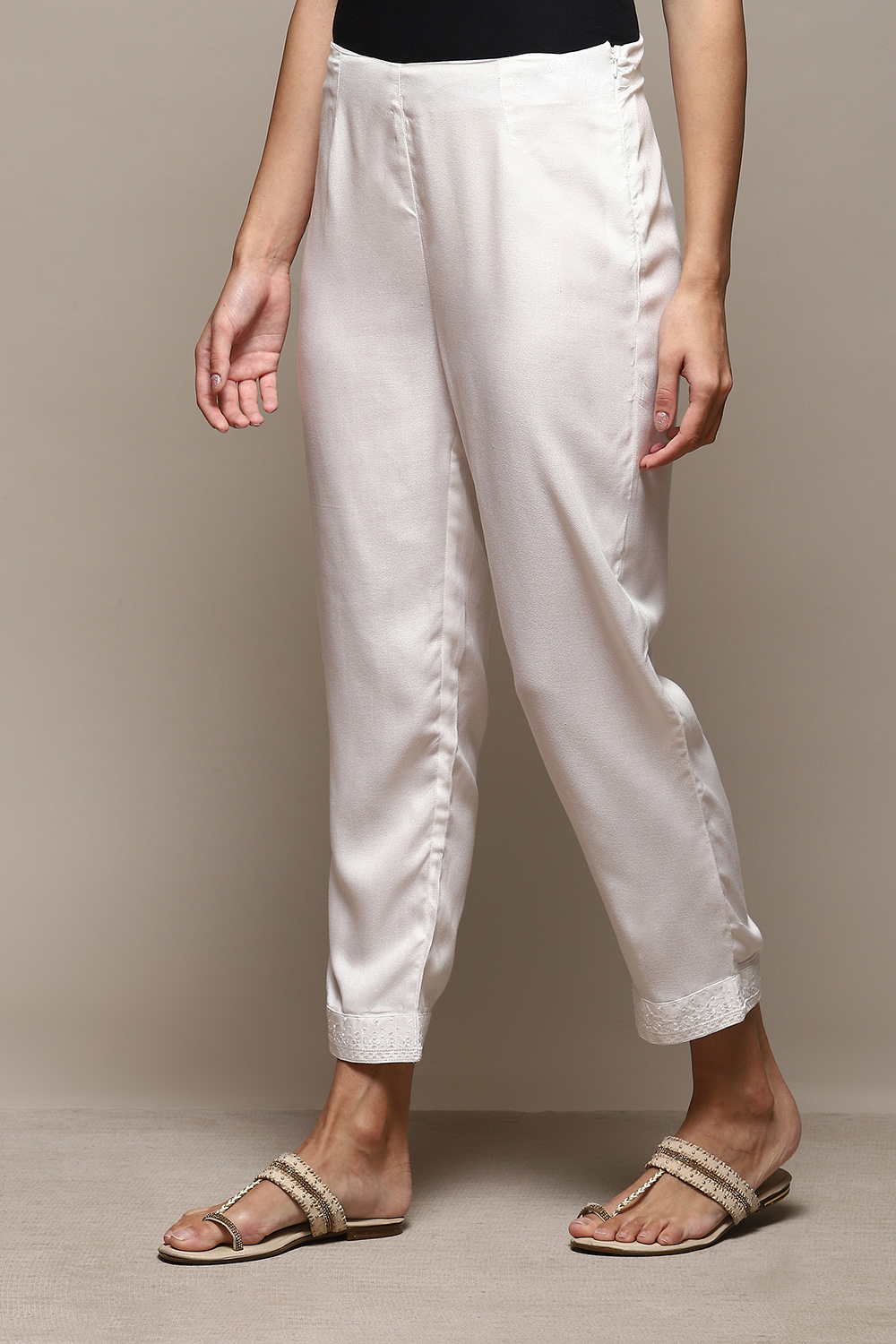 Off White Viscose Slim Solid Pants image number 2