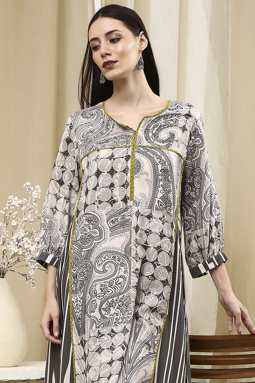 Ivory and Grey Printed Straight Kurta image number 6