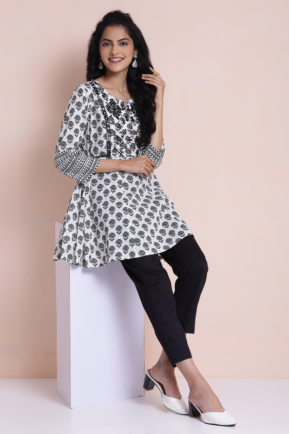 Cream Cotton Printed Kurti image number 3