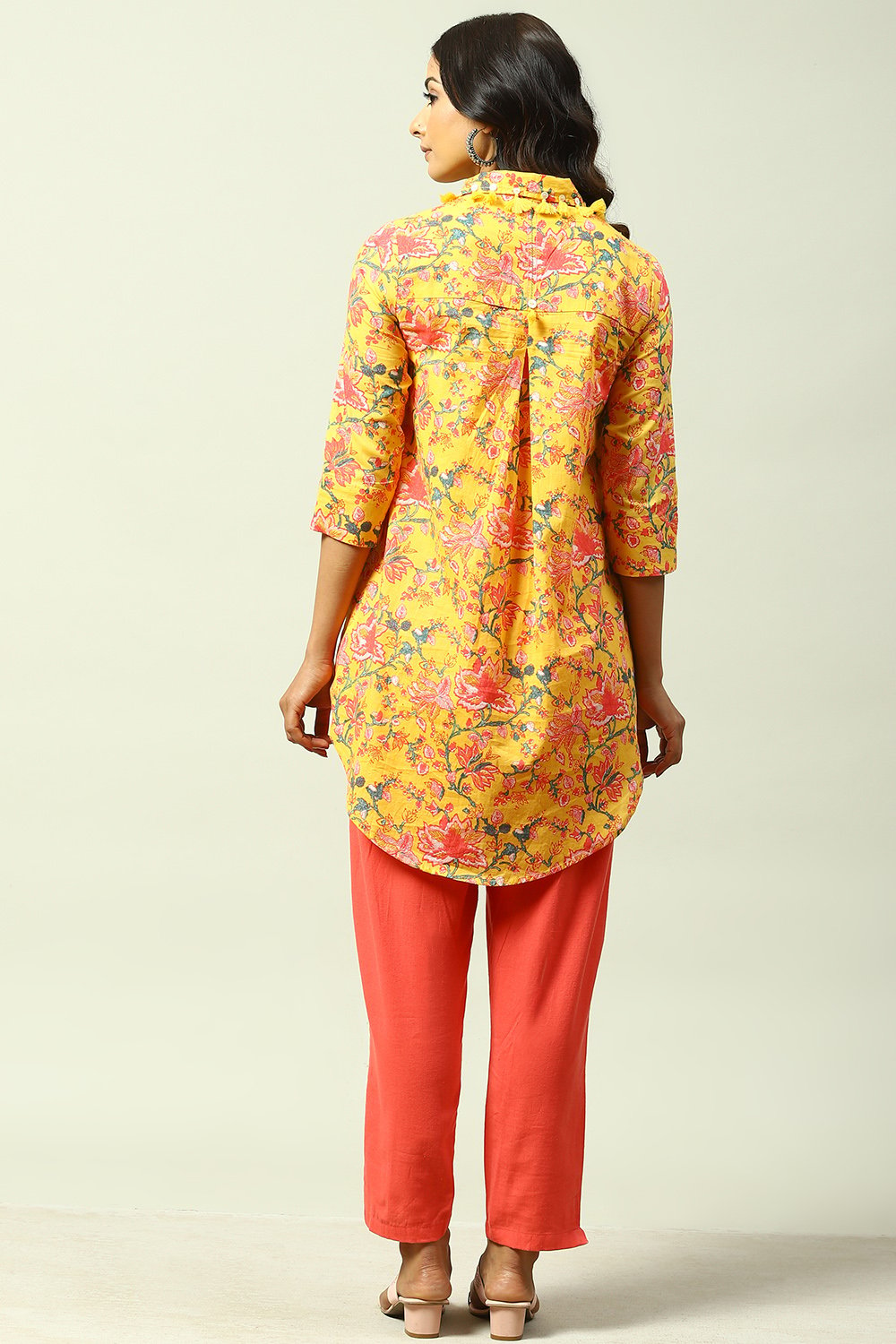 Yellow Cotton Asymmetric Printed Shirt image number 5