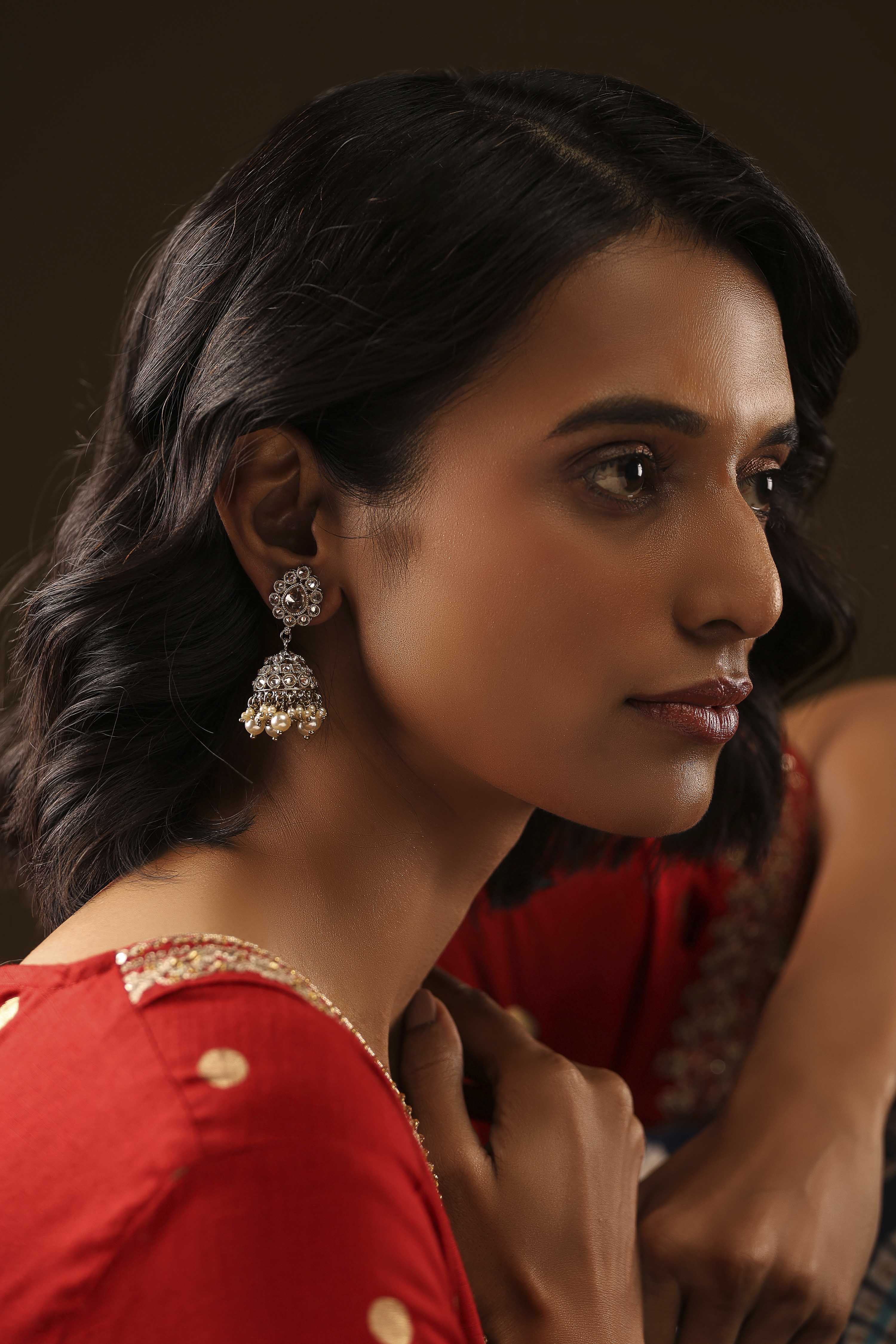 White Pearl Earrings image number 3