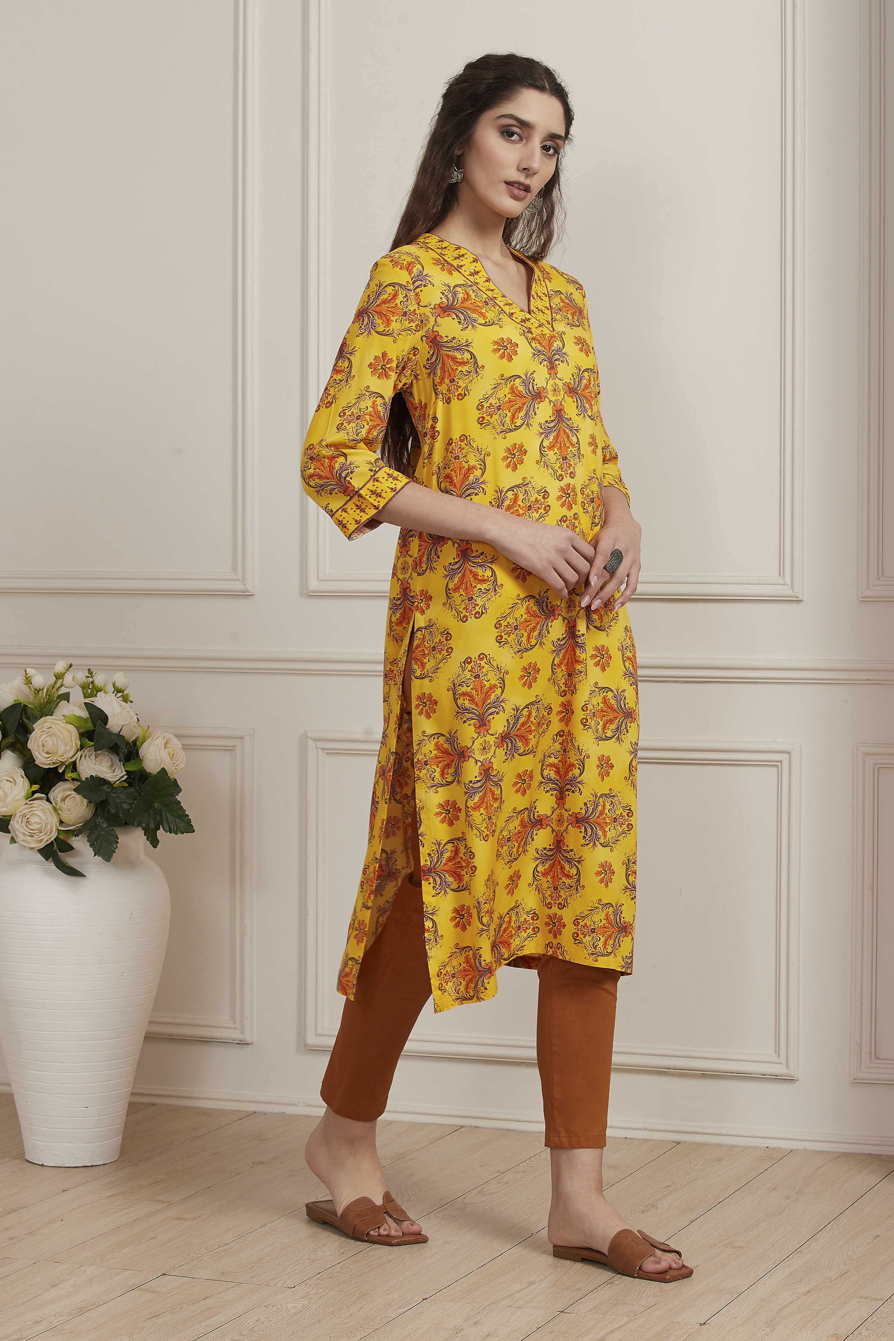 Yellow Floral Printed Straight Kurta image number 4