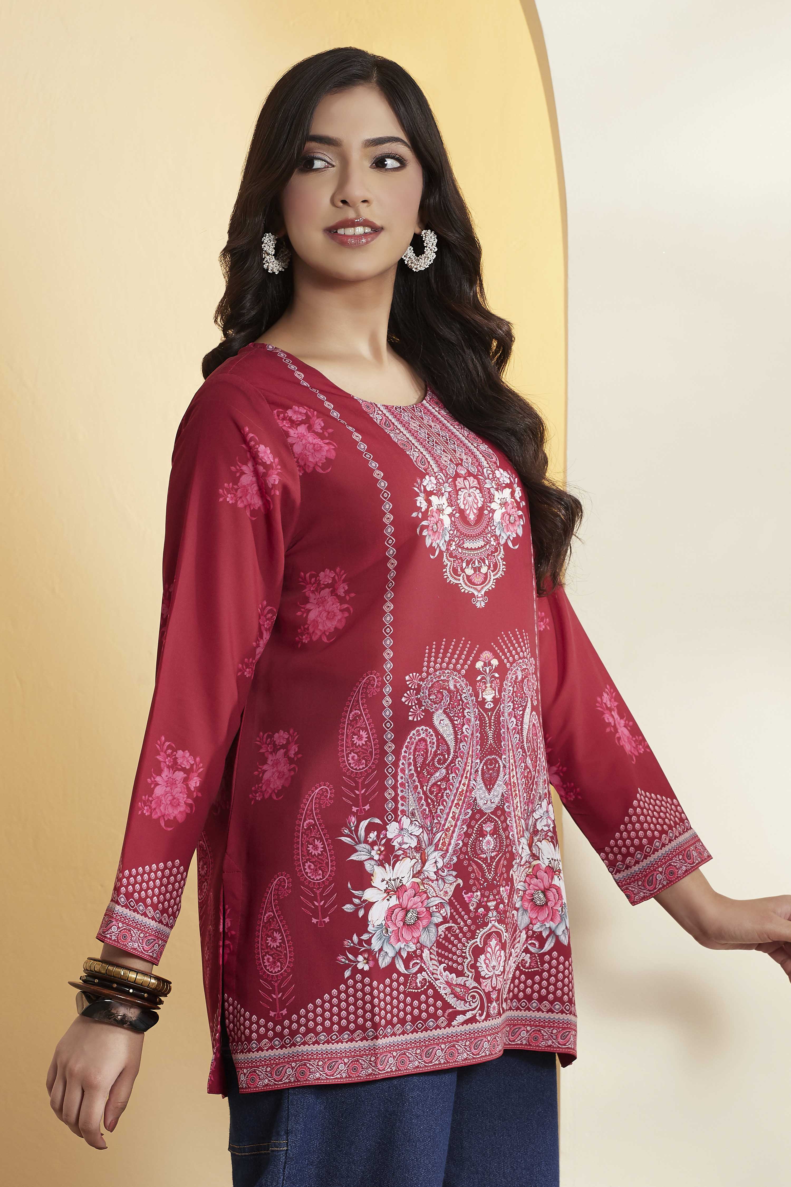 Magenta Floral Printed Straight Short Kurti image number 3