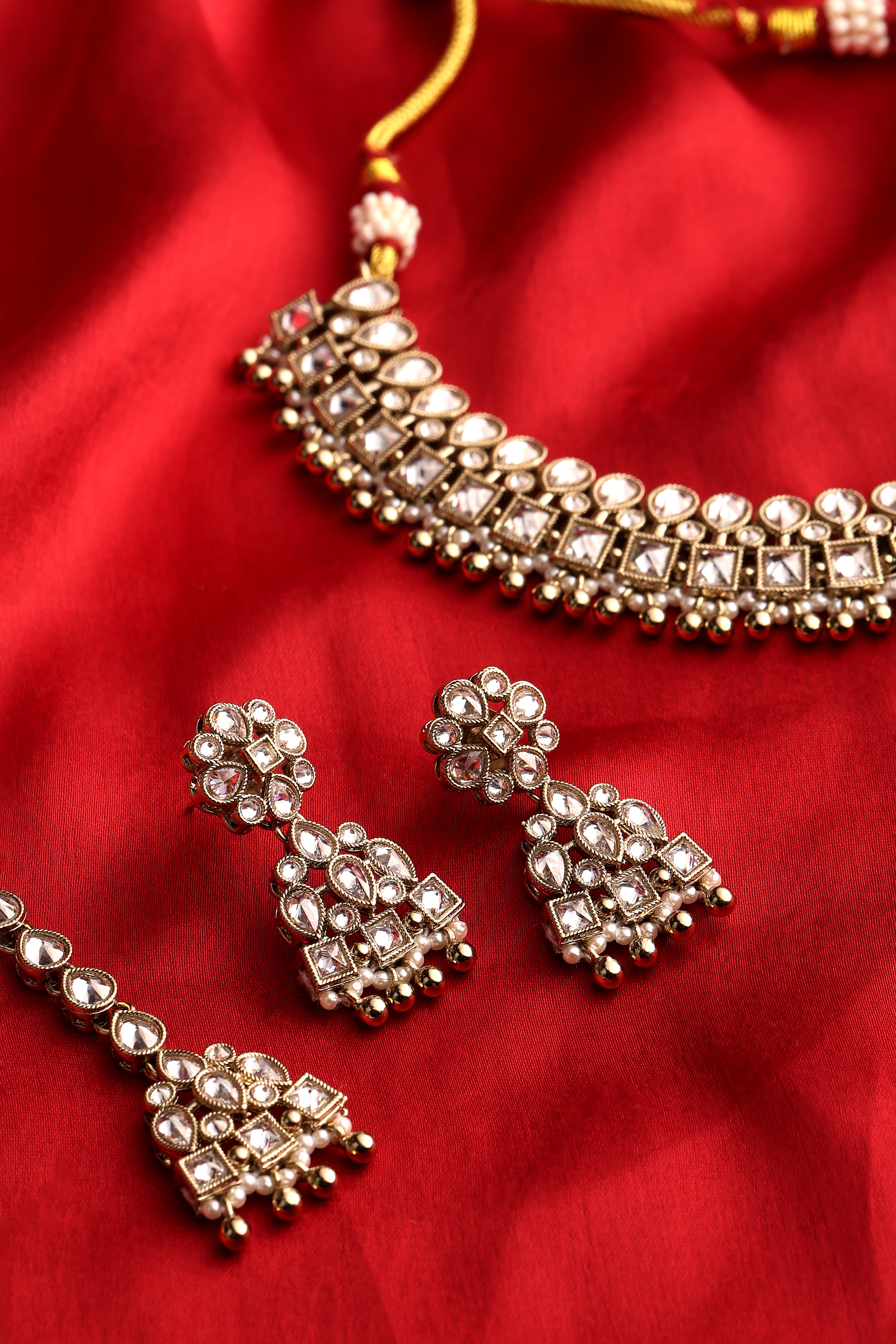 White Alloy Necklace Set image number 1