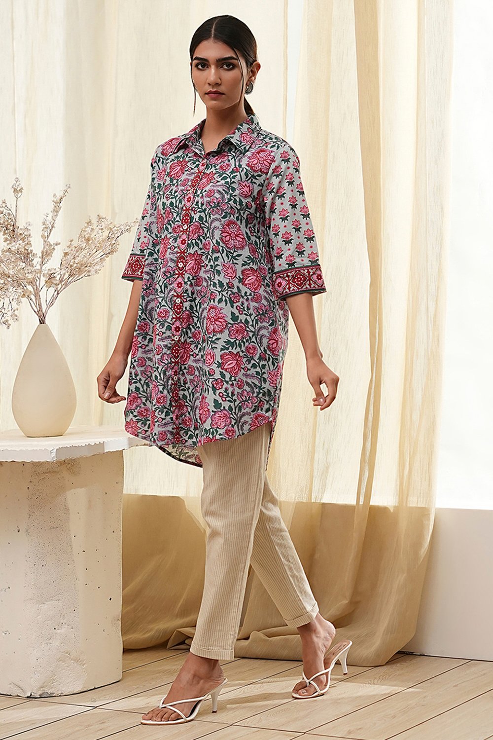 Blue and Pink Cotton Floral Shirt-Style Short Kurta image number 2