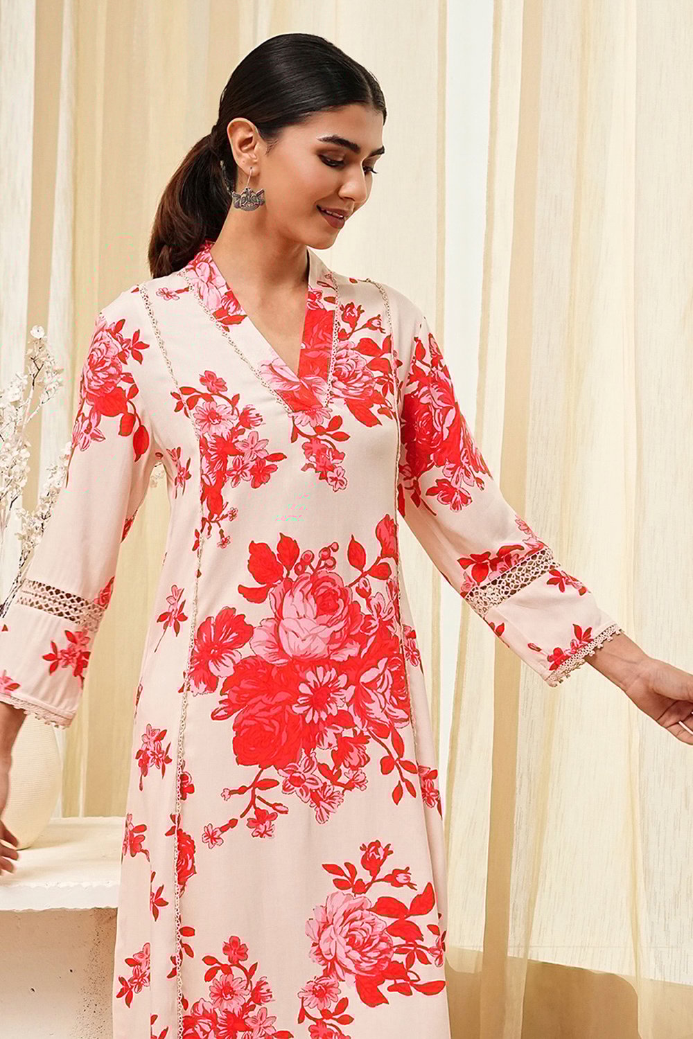 Red and Off-White Floral Printed Straight Kurta image number 5