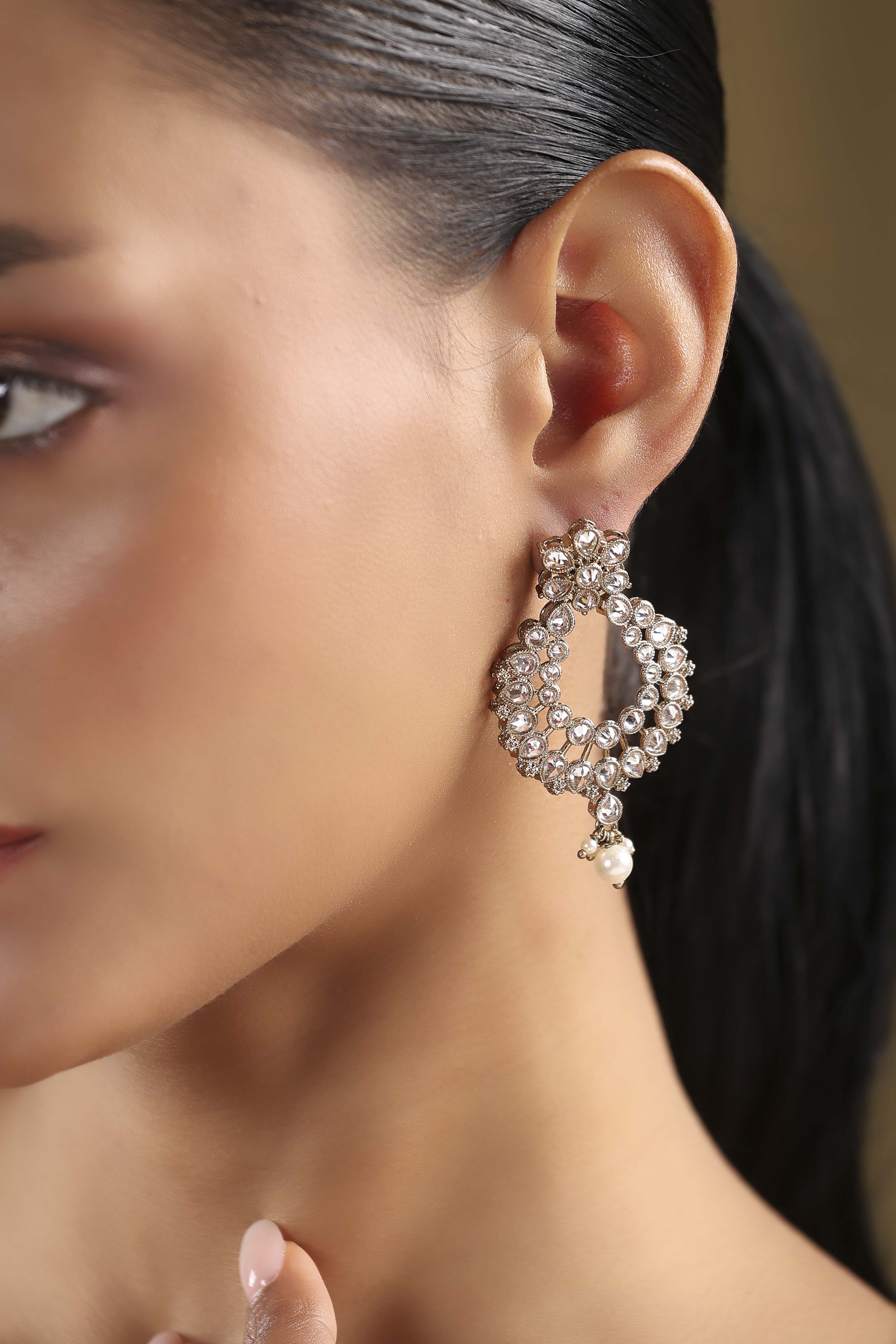 White Alloy Chaandbali image number 1