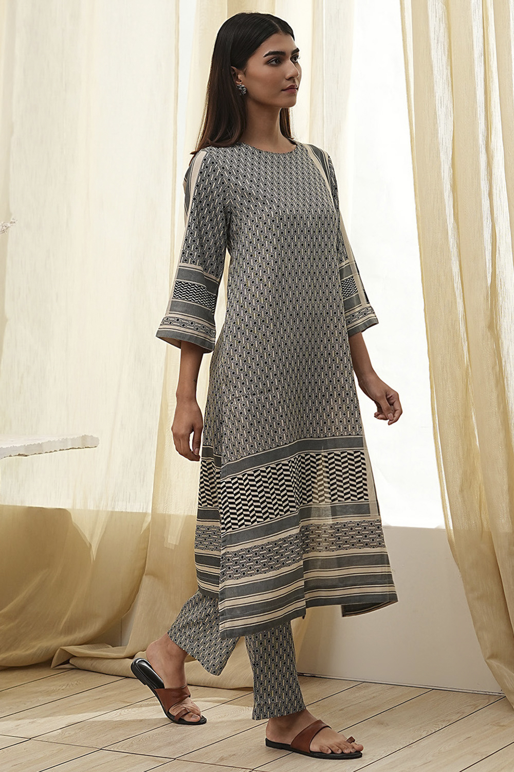 Black and Beige Printed Straight Kurta Set image number 5