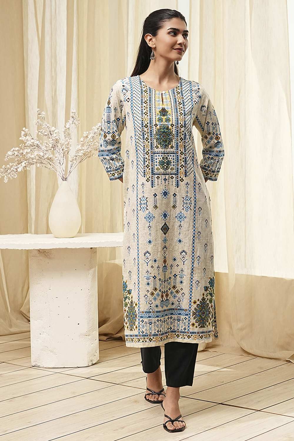 Off-White and Blue Cotton Straight Kurta image number 5