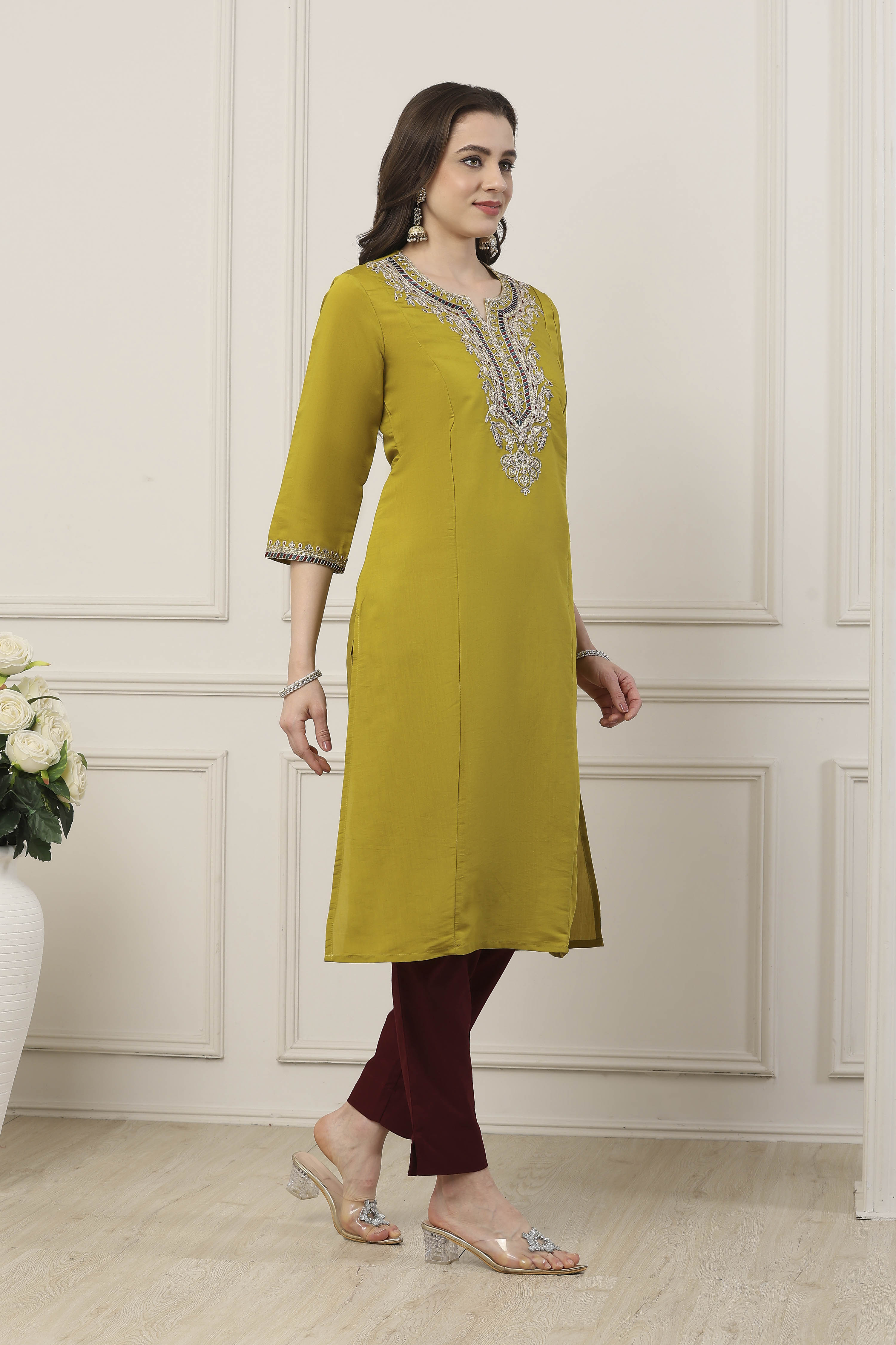 Green Floral Yoke Embroidered Straight Kurta image number 4