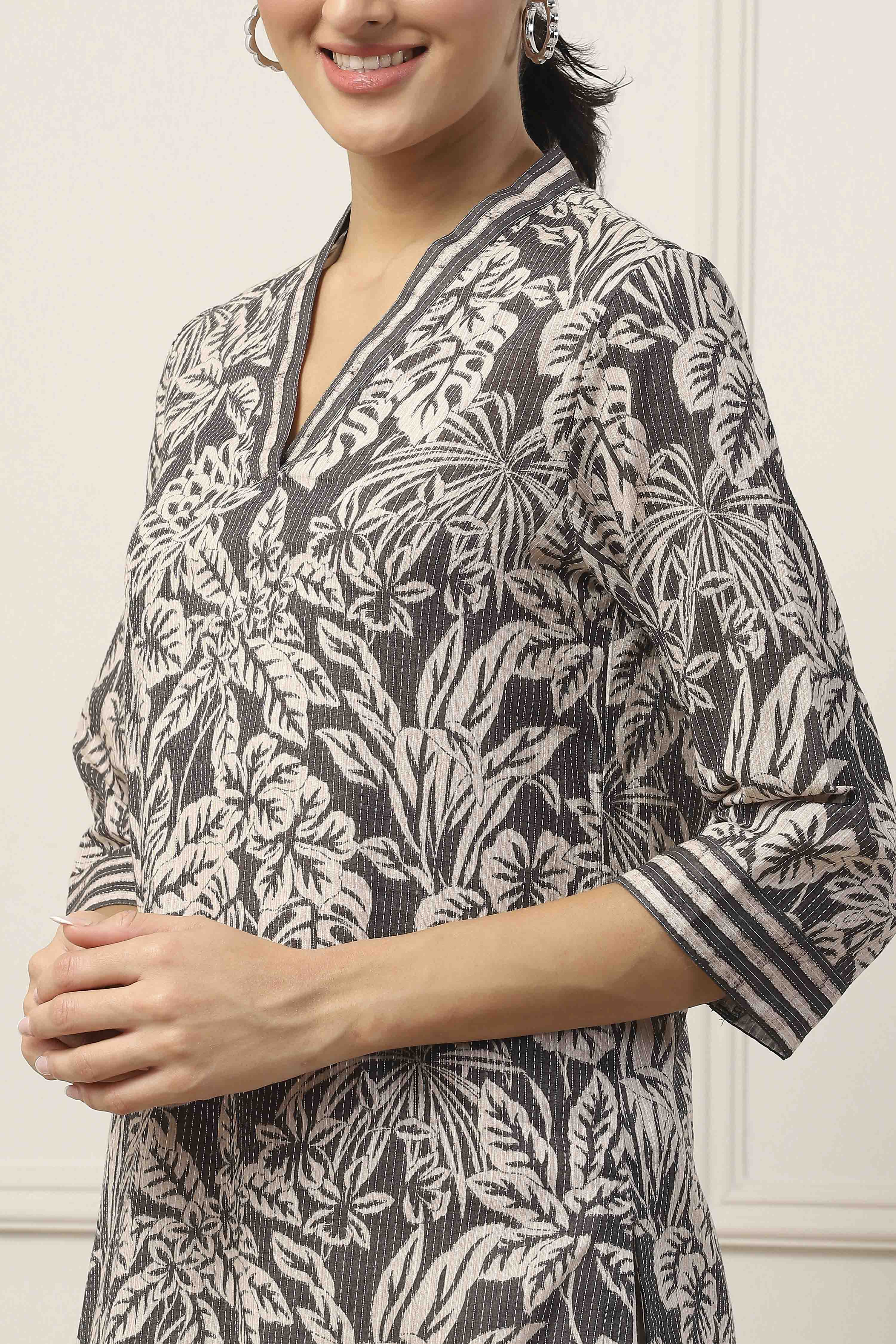 Grey & White Cotton Floral Printed Straight Kurta image number 1