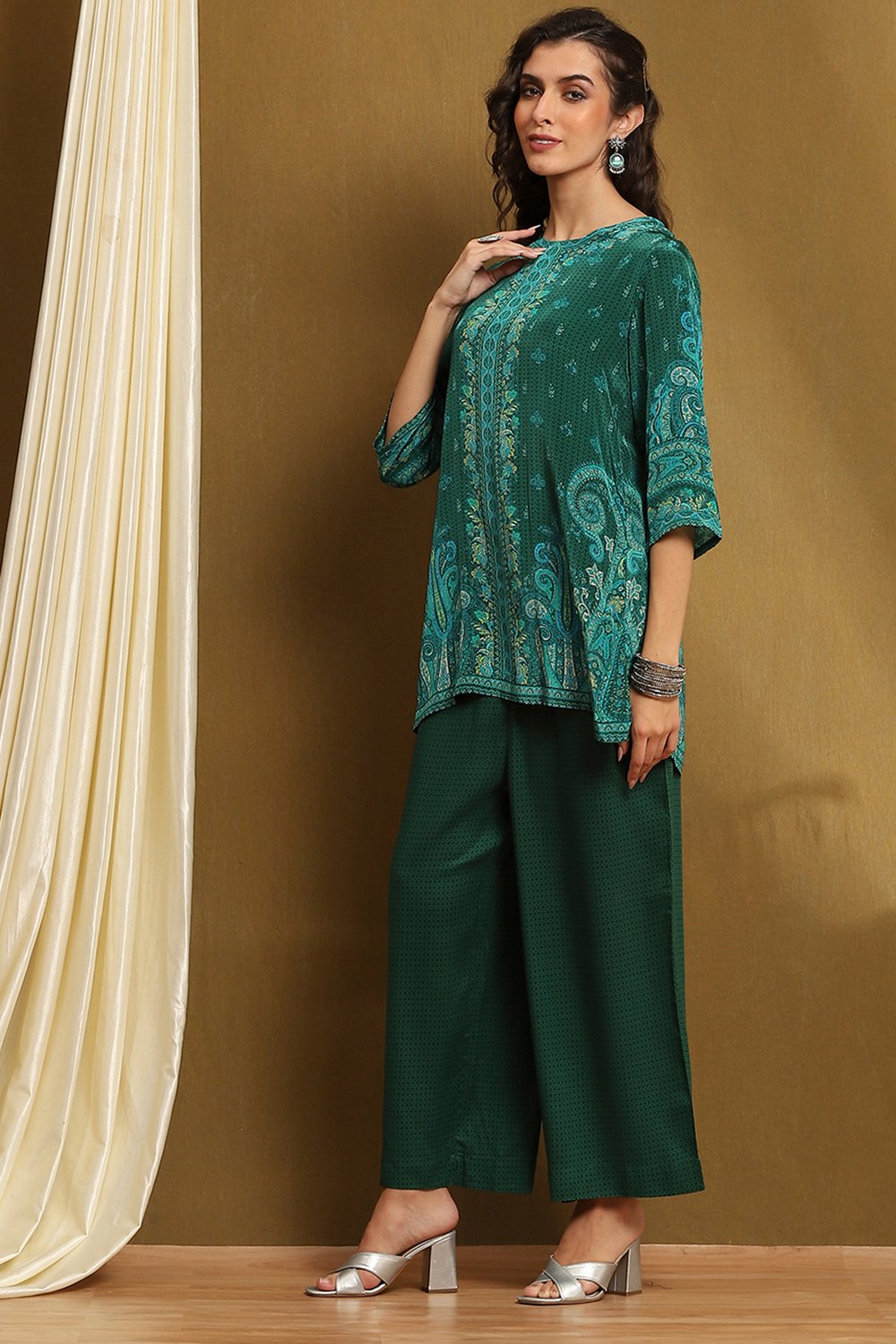 Green Crepe Printed Straight Kurta Set image number 3