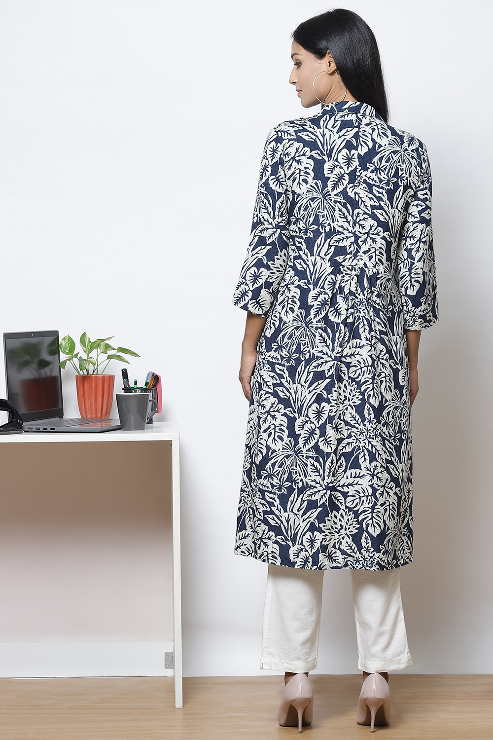 Indigo LIVA Flax Straight Printed Kurta with Jacket image number 6