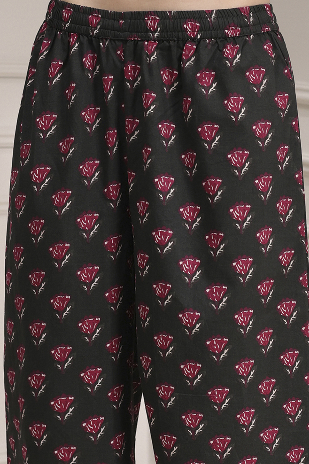 Black Cotton Printed Straight Suit Set image number 2
