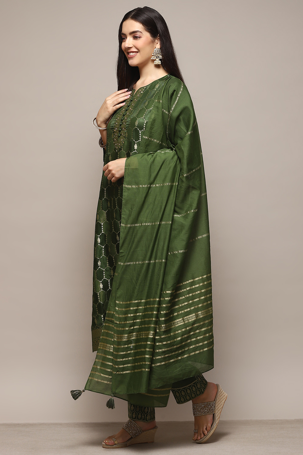 Green Viscose Yarndyed Kurta Regular Pants Suit Set image number 4