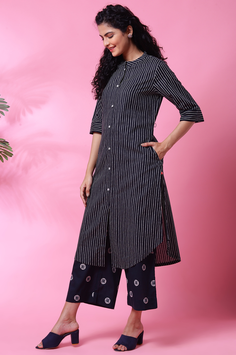 Magenta Cotton Straight Kurta Regular Pants Suit Set image number 3