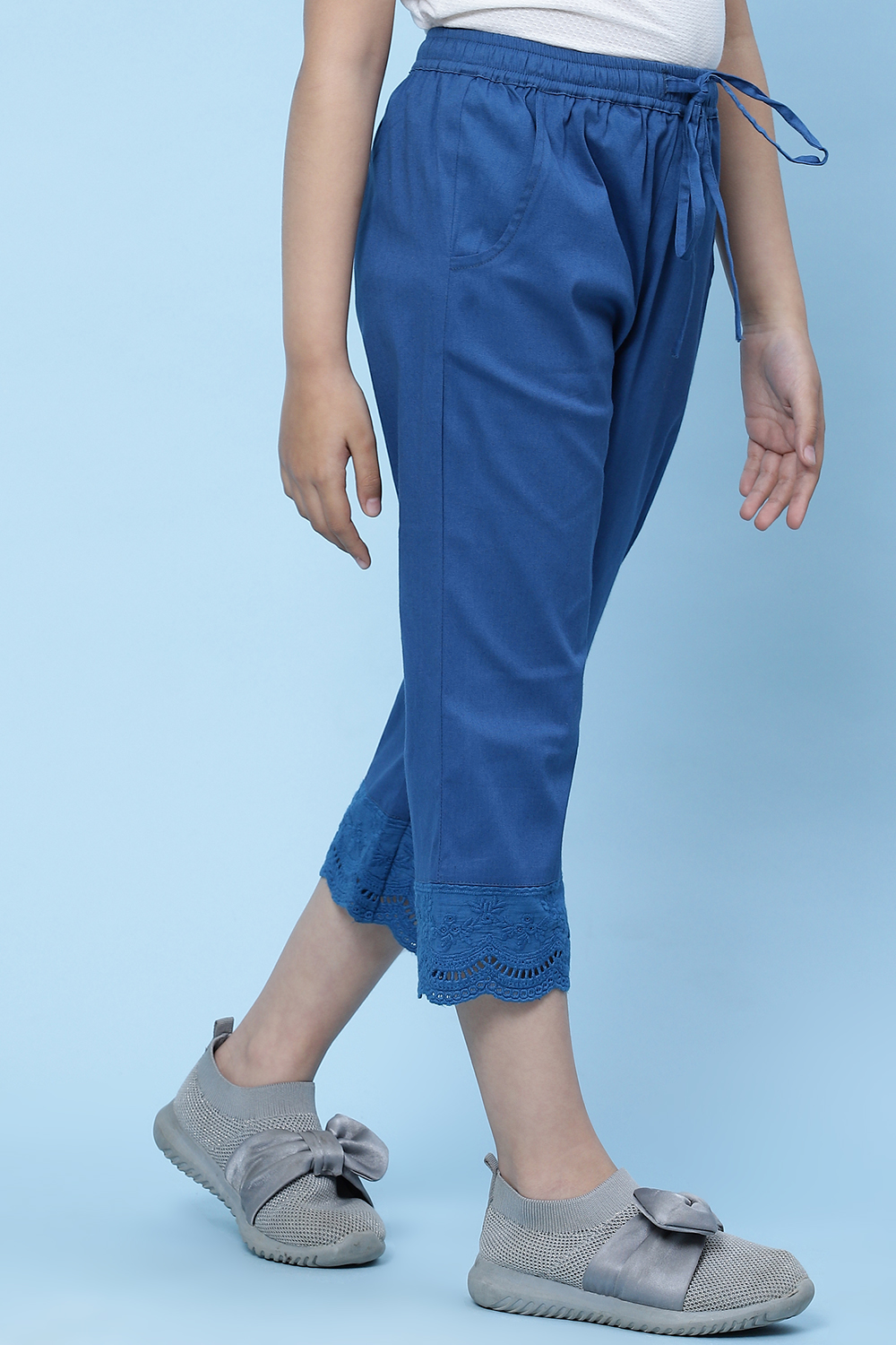 Black Cotton Solid Capri Pant image number 3