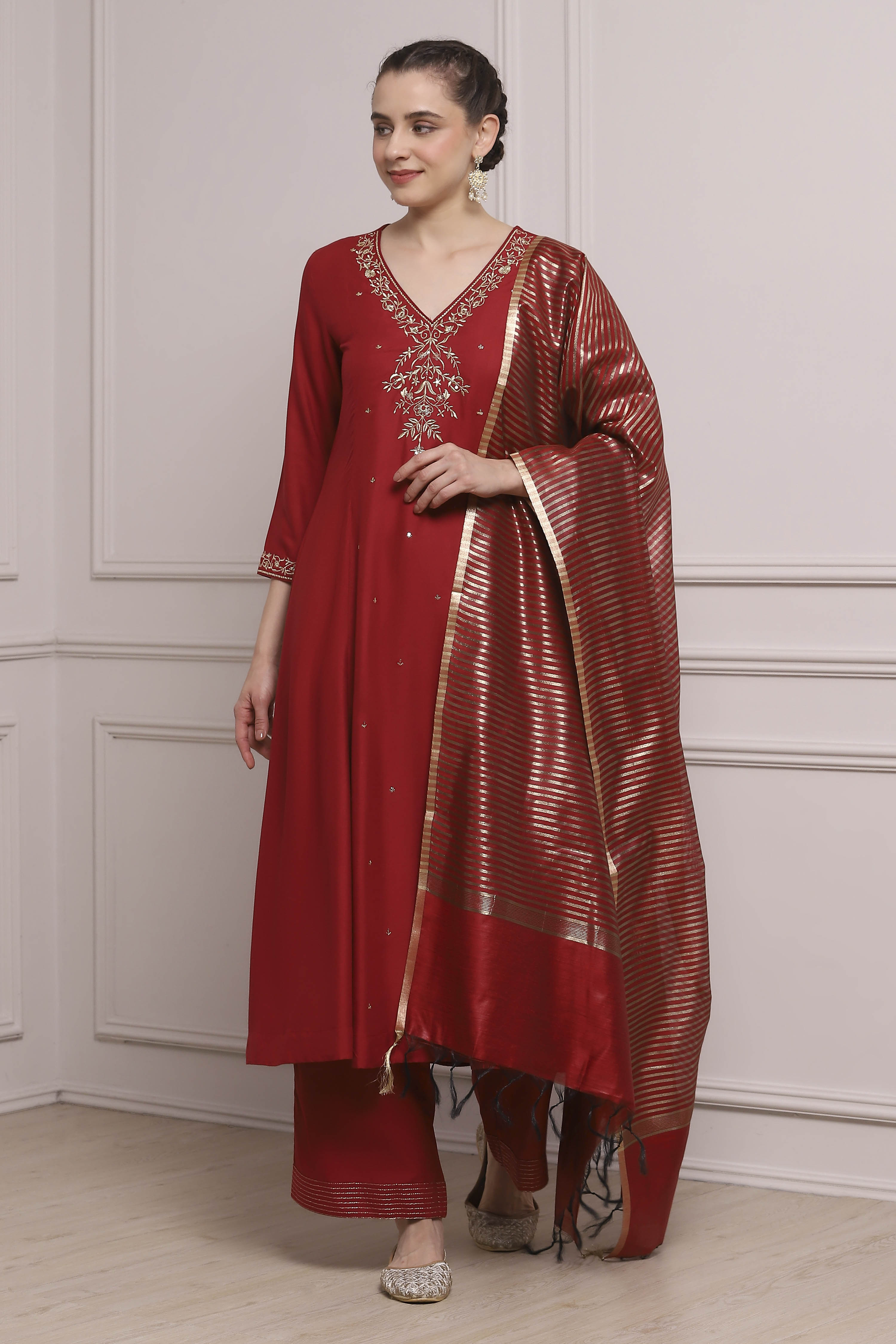 Green Viscose Rayon Straight Embroidered Suit Set image number 6