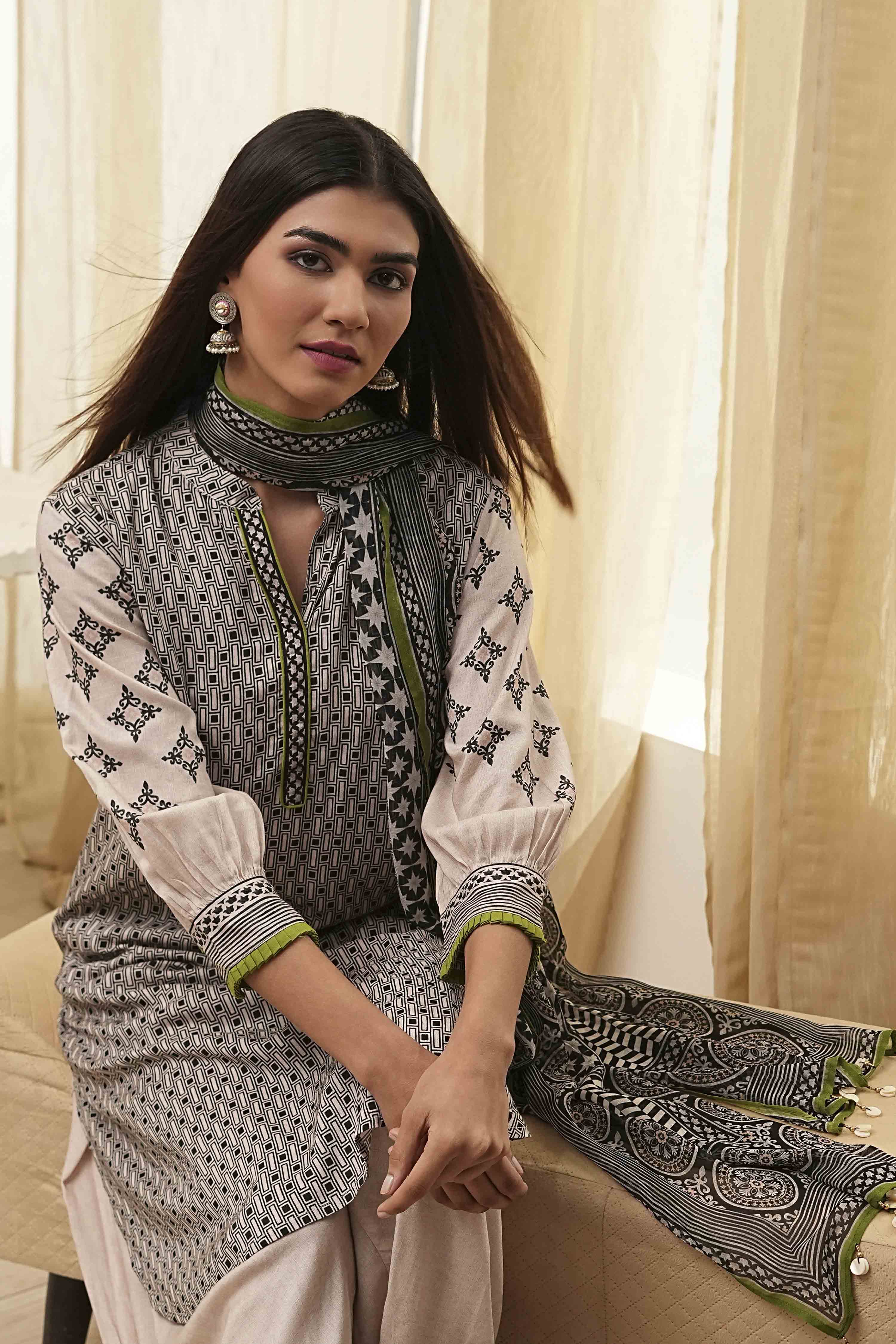 Black and Beige Printed Straight Suit Set image number 7