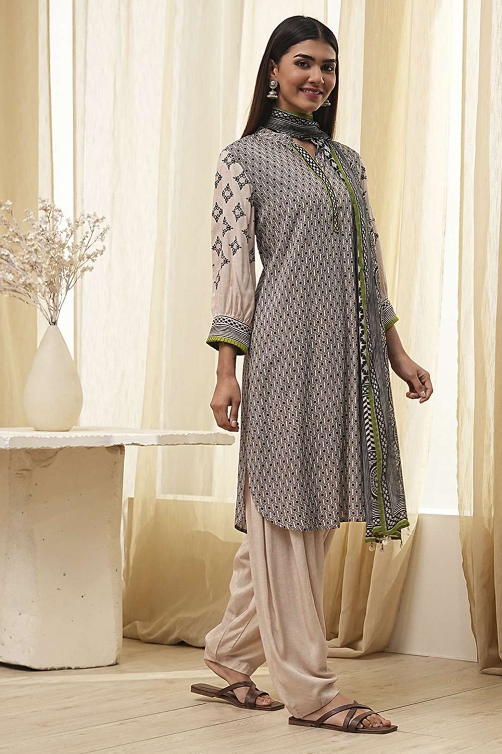 Black and Beige Printed Straight Suit Set image number 5