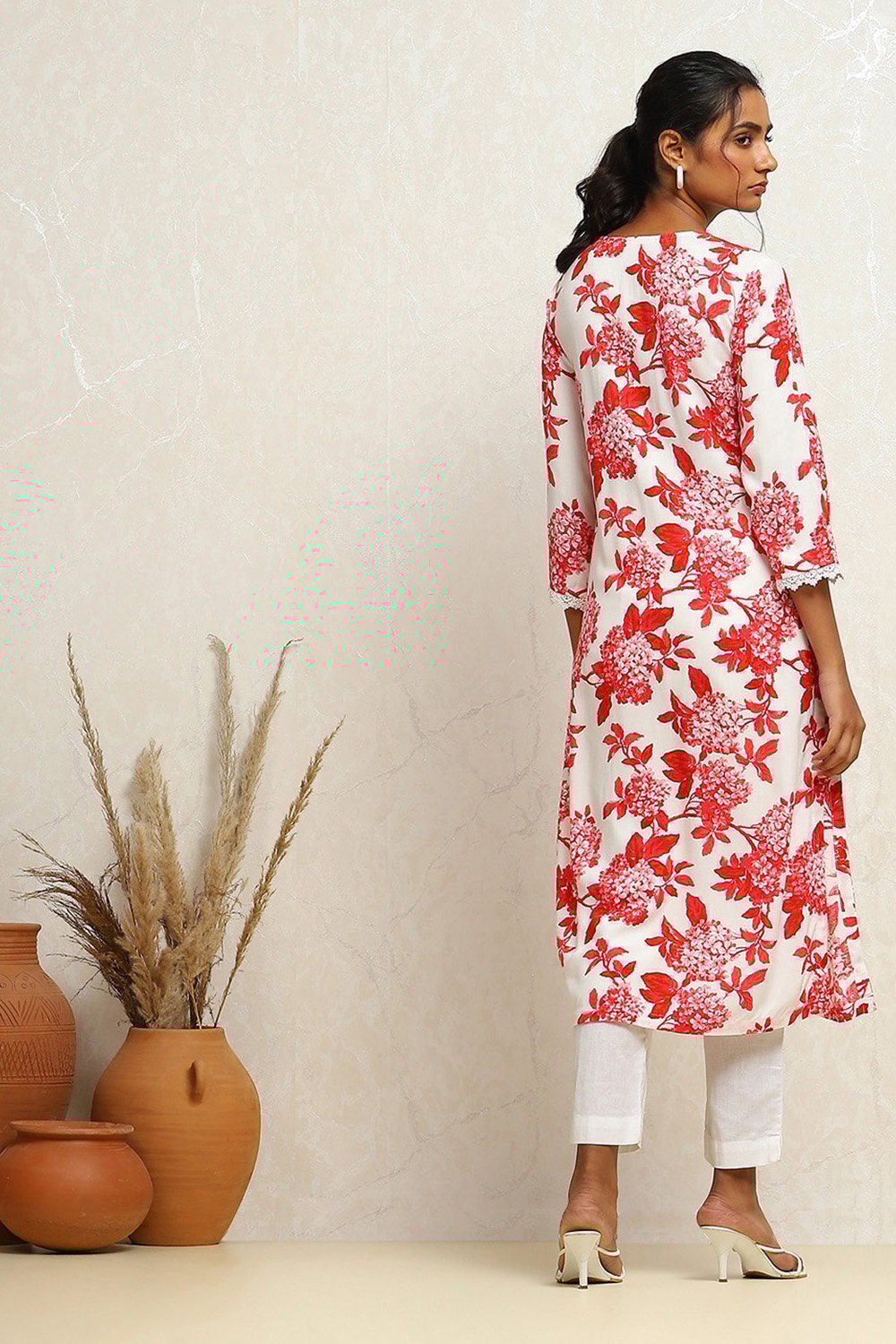 Red and White Floral Printed Straight Kurta image number 3