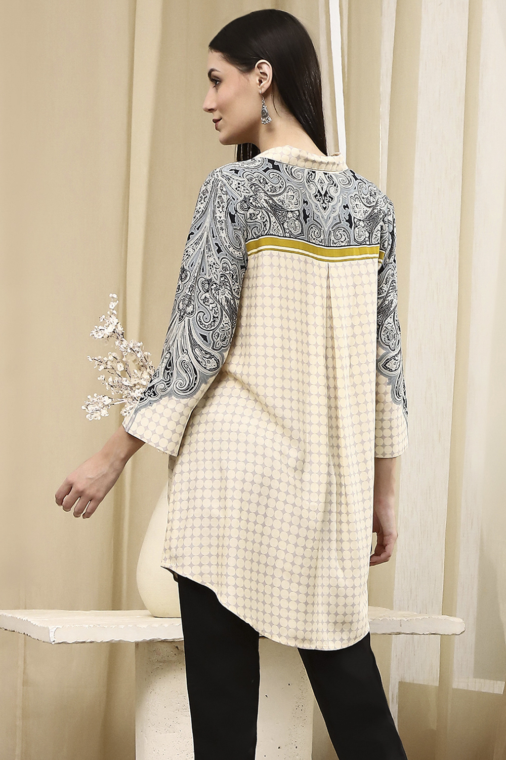 Black Printed Shirt-Style Straight Short Kurta image number 3