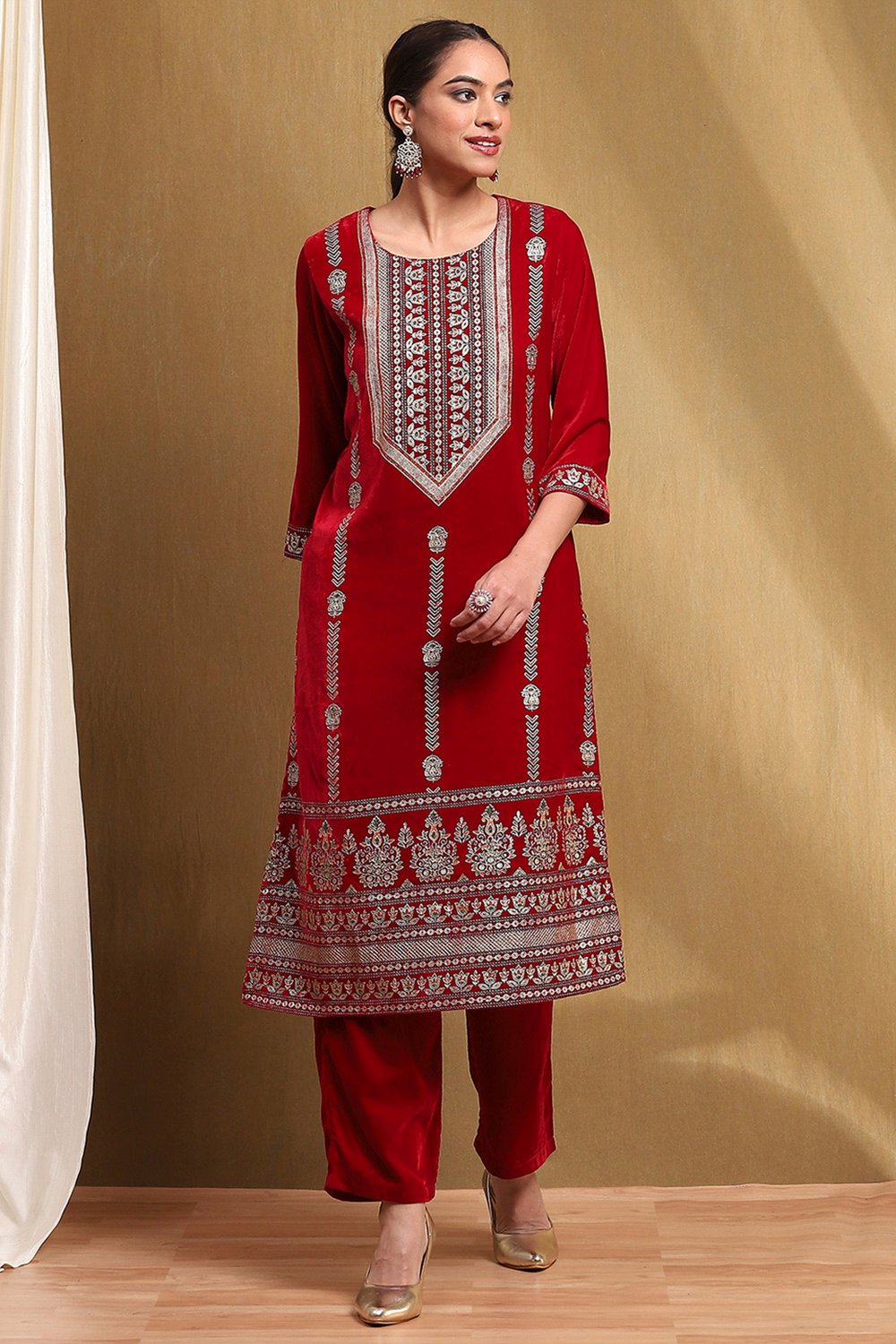 Red Velvet Embroidered Straight Kurta Set image number 6