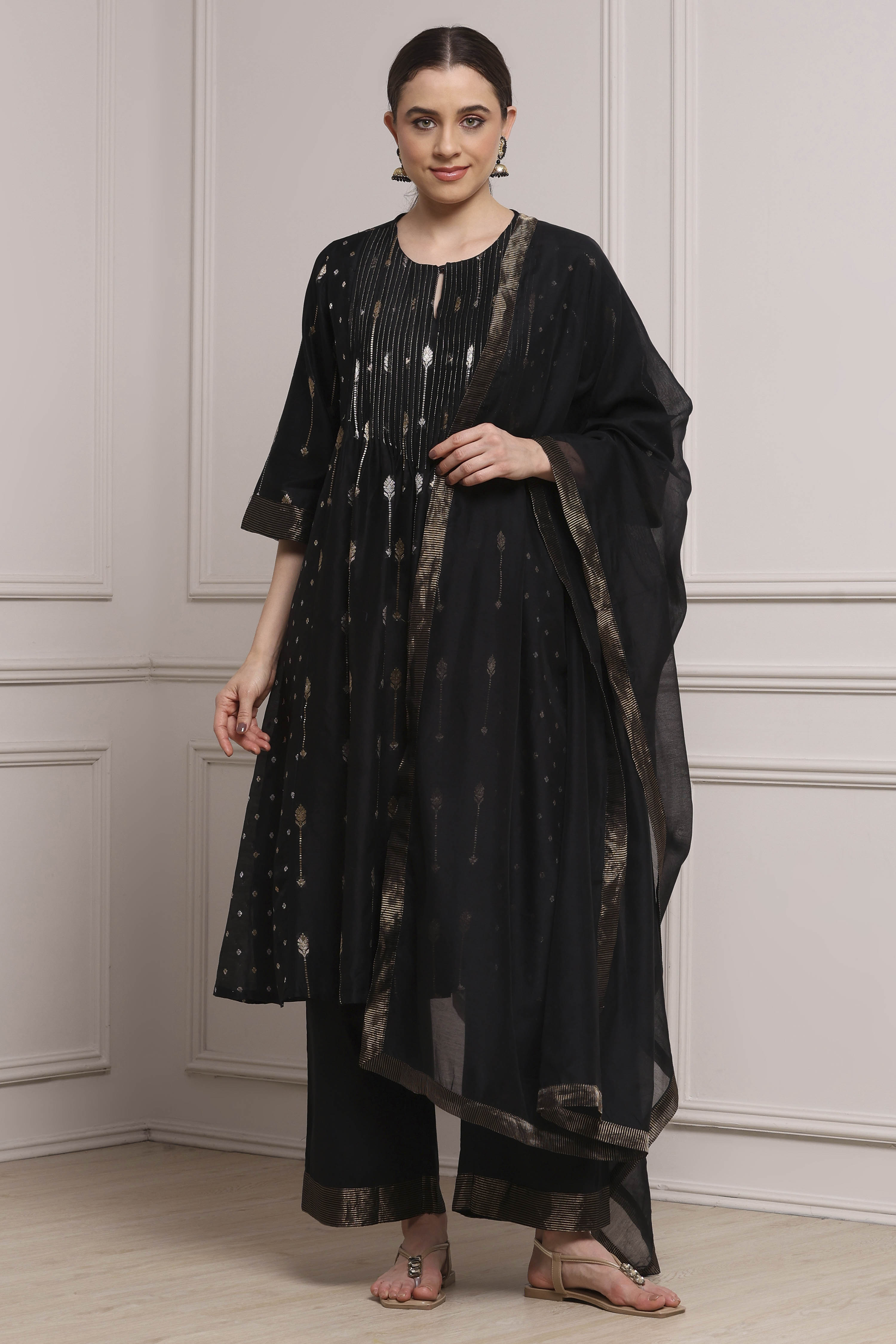 Black Silk Yarned Printed Gathered Suit Set image number 6